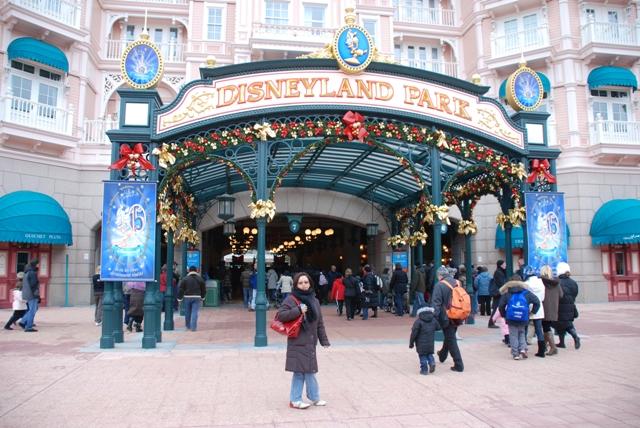 Entrance to the park.  We wasted time in the long queue because we did not prebuy our tickets..