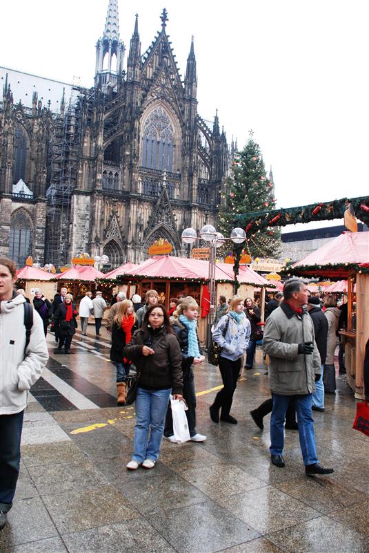 it was freezingly cold but Cologne Xmas market was still buzzing with jolly folks...
